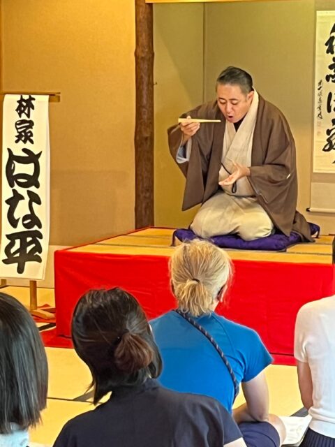 【松風園寄席】
福岡出身のプロの落語家林家はな平さん
そして今回はゲスト出演春風亭朝枝さんをお招きして
9/23に松風園寄席を開催をいたしました。
座布団の上で繰り広げられる落語の世界
巧みな話術、絶妙な間、表情や仕草そして思わず笑ってしまう楽しい噺
まじかで感じる事ができました。
今回はプロの落語家お2人による寄席
たっぷりと落語をお楽しみいただける特別なひと時でした。
ありがとうございました。
次回の開催
【松風園落語】
10月18日(日)
内浜落語会
六松亭ぽん太(ろくしょうていぽんた)粗忽家勘雀(そこつやかんじゃく)
場所:松風園(福岡市中央区平尾3丁目28番)
時間:14時~15時30分(13:30開場)
参加費:1,500円入園料込み(お抹茶サービス付き)
定員:35名
10月1日よりお電話もしくは来所にて受付です。
☎092-524-8264まで
日本庭園を眺めながらたくさん笑って、心もホッとするひとときをお過ごしくださいませ。
皆さまのお越しをお待ちしております。
#松風園
#shofuen
#福岡
#日本庭園
#JapaneseGarden
#茶室